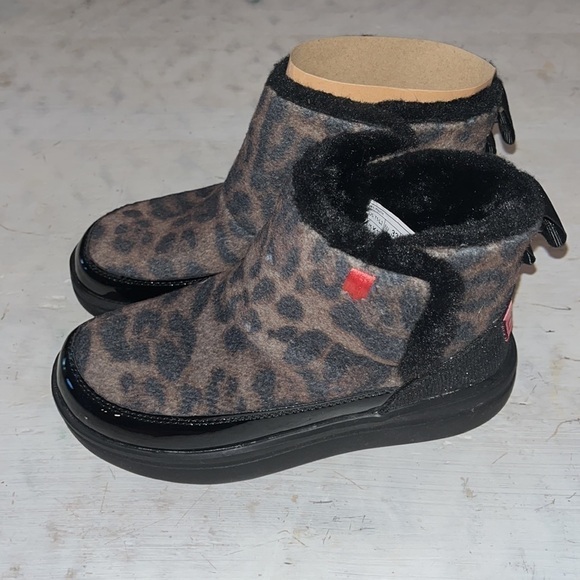 Hey Dude® Mel Youth Leo Black NWT | size y1-2 - Picture 4 of 7